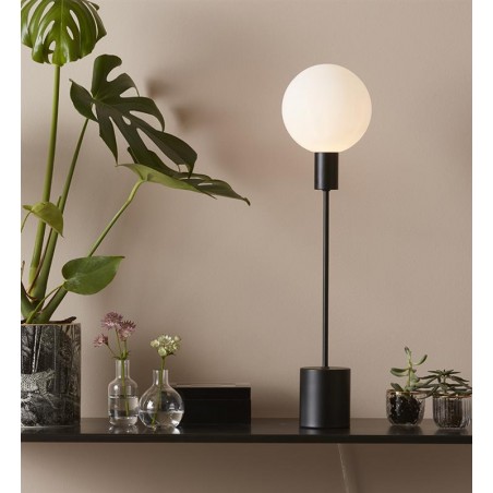 Minimalistyczna lampa stołowa Uno czarna z białym szklanym kloszem przełącznik na lampie