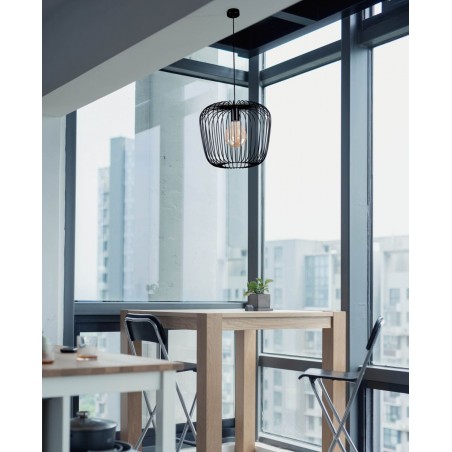 Metalowa nowoczesna czarna lampa wisząca do salonu Fineus z widoczną żarówką