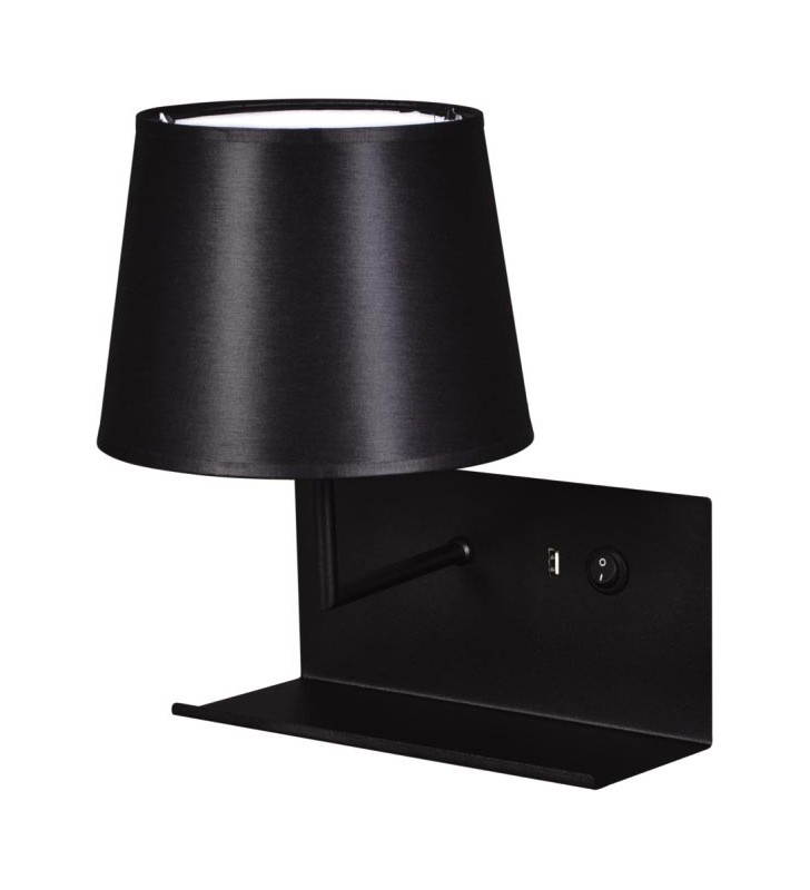 Kinkiet Esseo czarny z półką i gniazdem USB abażur tekstylny z lewej strony lampy włącznik na lampie
