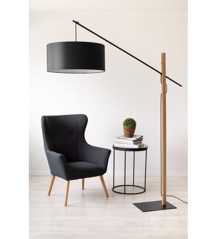 Duża lampa podłogowa w stylu skandynawskim wysunięte ramię Cecile czarny abażur podstawa metal drewno do salonu sypialni jadalni